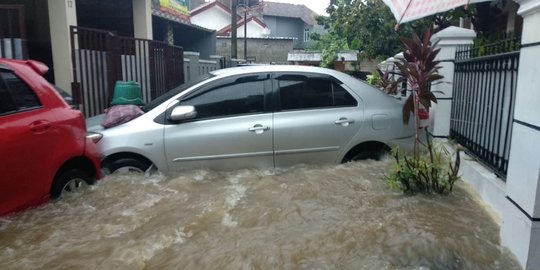Banjir Rendam Perumahan Duta Indah, Mobil Warga Hanyut Terbawa Arus