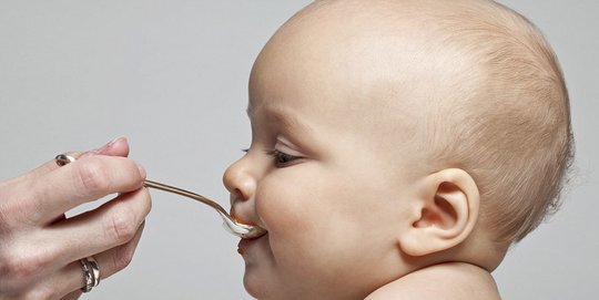 5 Hal yang Perlu Dilakukan untuk Menyiapkan Bayi Mengonsumsi Makanan Padat