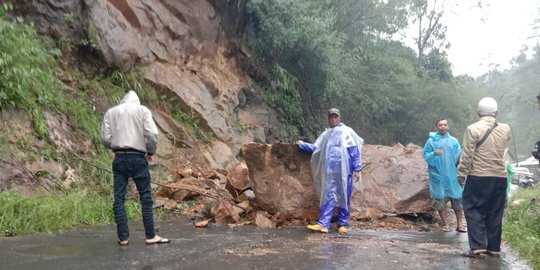 Akses Menuju Garut Selatan Tertutup Longsoran Batu