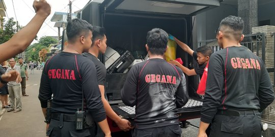 Gegana Pasang Garis Polisi di Saluran Air Perum Batan Indah