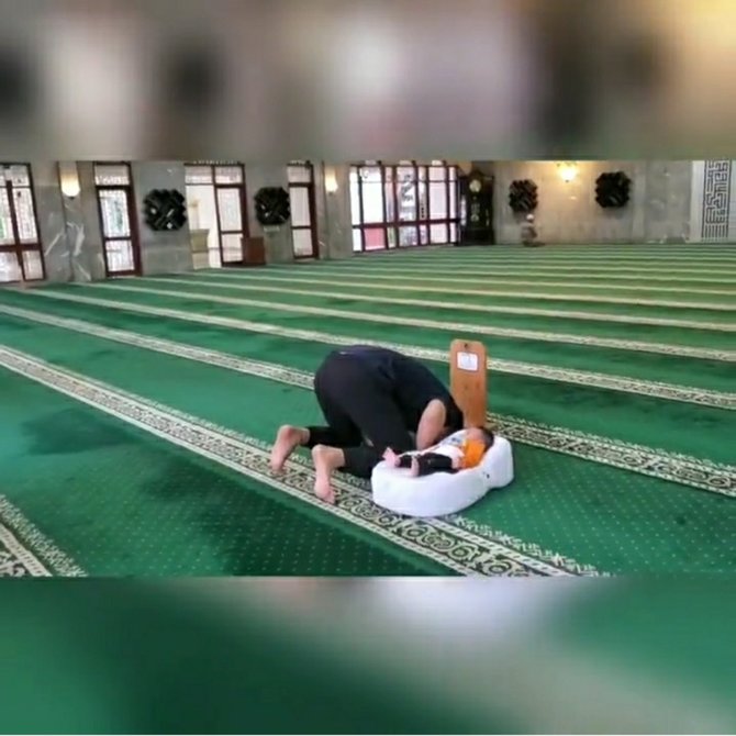 baim wong ajak kiano ke masjid