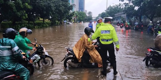 Sejumlah Jalan di Jakarta Masih Tergenang Banjir