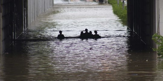 Mirip Jargon Anies, Ini Momen Bahagia Warga di Tengah Banjir Jakarta