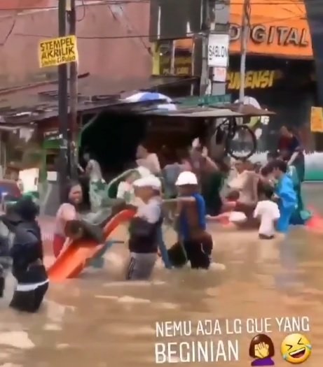 aktivitas unik di kala banjir