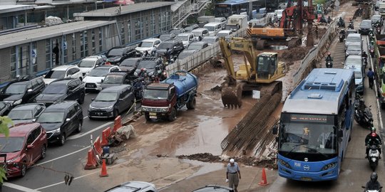 Potret Amburadulnya Lalu Lintas Jakarta saat Banjir, Mobil-Mobil Sampai 'Ciuman'