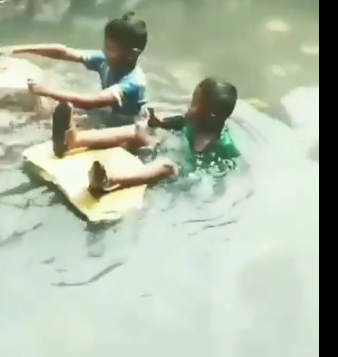 momen kocak banjir jakarta