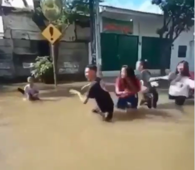 momen kocak banjir jakarta