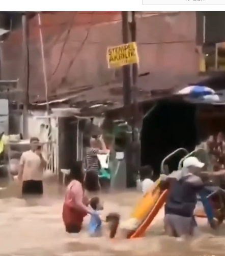 momen kocak banjir jakarta