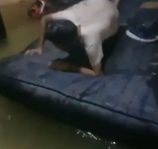 momen kocak banjir jakarta