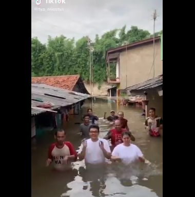 momen kocak banjir jakarta