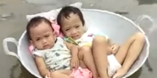 Viral Video Bayi Naik 'Perahu' Penggorengan di Tengah Banjir, Gayanya Santuy