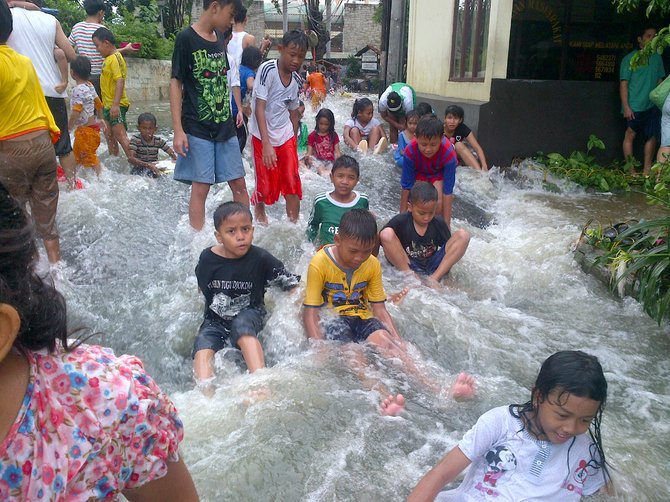 arum jeram di tengah banjir