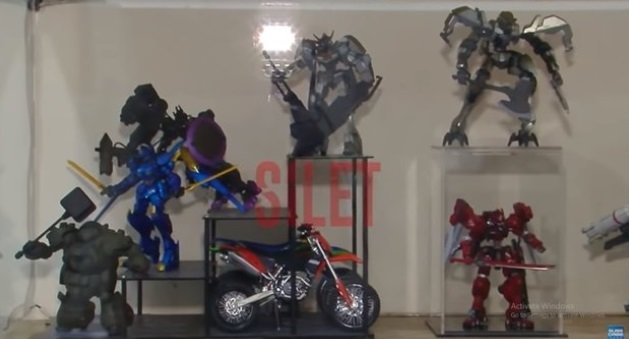 rumah sederhana lucky perdana dipenuhi koleksi robot gundam