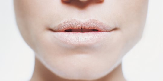 15 Cara Mengatasi Bibir Pecah-pecah dan Kering dengan Bahan Alami