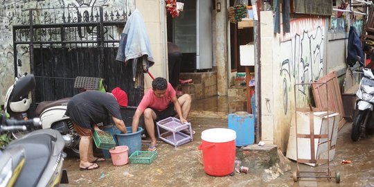 Banjir Surut, Warga Cipinang Muara Kerja Keras Bersihkan Perabotan