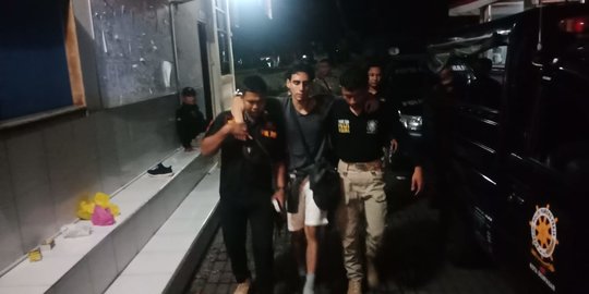 Usai Bikin Onar dan Seruduk Mobil, Bule Meksiko Tidur di Trotoar Denpasar