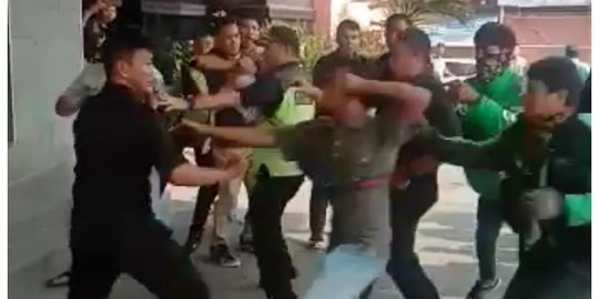 Pengemudi Ojol Bentrok dengan Sekuriti Thamrin Plaza Medan