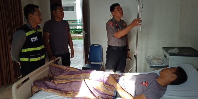 Anggota Brimob Dipatuk Ular Saat Evakuasi Korban Banjir Karawang