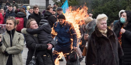 Aksi Nekat Pria Ukraina Bakar Diri di Depan Kantor Kepresidenan