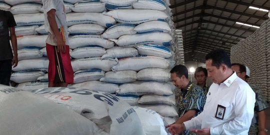 Bulog Masih Simpan Beras Impor Tahun 2017 Sebanyak 900.000 Ton