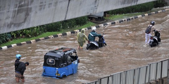 Terkendala Banjir, Bulog Distribusikan Beras Pakai Truk TNI
