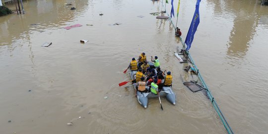 Dinas Lingkungan Hidup DKI Kerahkan 4 Ribu Satgas Tangani Sampah Banjir