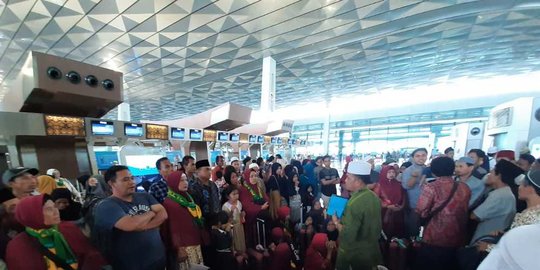larang umrah ribuan jemaah menumpuk di bandara soekarno hatta