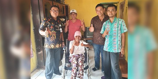 Camat di Jember Minta Nenek Difabel Bilang 'Terima Kasih Bupati Salam 2 Periode'