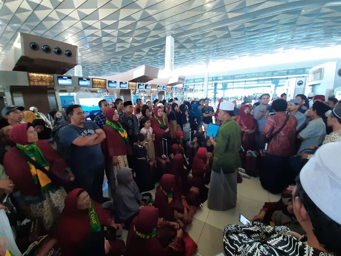 jemaah calon umroh menumpuk di bandara soetta