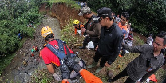 Wali Kota Bogor Bima Arya Pantau Pencarian Jenazah dari Makam Tergerus Longsor