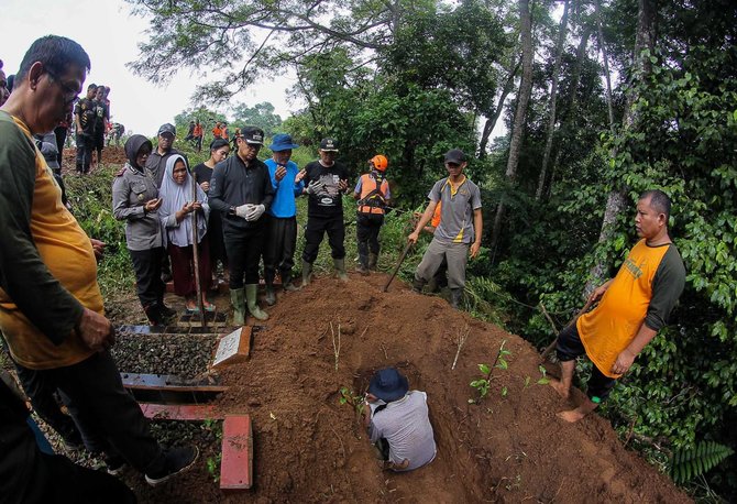 wali kota bogor bima arya cari jenazah dari makam tergerus longsor