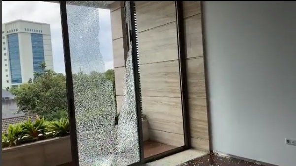 rumah dewi perssik diteror