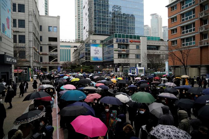 warga mengantre beli masker wajah di korea selatan