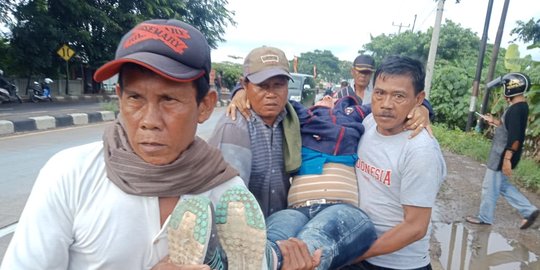 Limbah Kertas Berceceran di Jalanan Karawang Sebabkan 6 Pengendara Kecelakaan