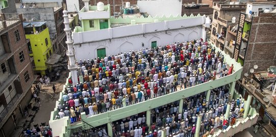 Ibadah Umat Muslim India di Tengah Memanasnya Situasi di New Delhi