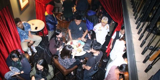 Razia Gabungan di Bandung Sita Ganja, Ribuan Miras hingga Segel Tempat Karaoke