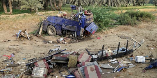 Terhantam Kereta, Bus Maut Terbelah dan Tewaskan 18 Penumpang di Pakistan