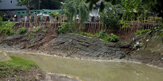 Kali Sunter Pulogadung Rawan Longsor, Pengguna Jalan Diminta Waspada