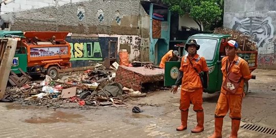 33 Ton Sampah Rumah Tangga Diangkat Petugas dari Lokasi Banjir Kramat Jati