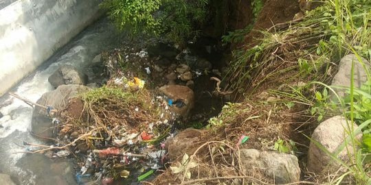 makam teraneh di dunia Terseret Longsor 2 Makam di Bogor Hanyut ke Kali Cibereum 