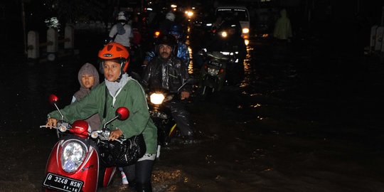 Tanggul Kali Cipinang Bocor, Permukiman di Ciracas Terendam Banjir