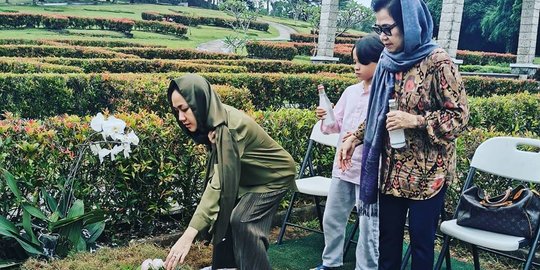 Usai Manggung Kembali Ziarah, Ini Foto BCL Jongkok Pandangi Makam Ashraf