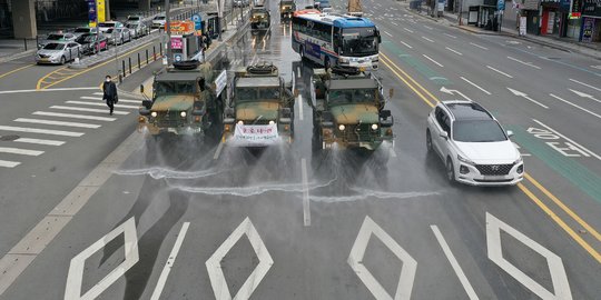 Perangi Corona, Korsel Kerahkan Kendaraan Militer untuk Semprot Disinfektan
