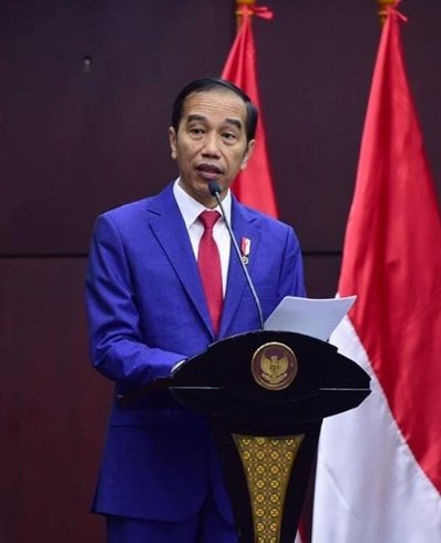 jokowi di atas podium