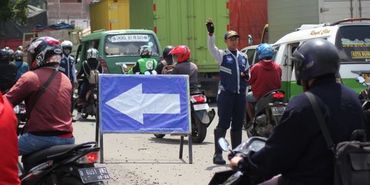 Jalan Daan Mogot Kembali Ambles, Dishub Berlakukan Rekayasa Lalin