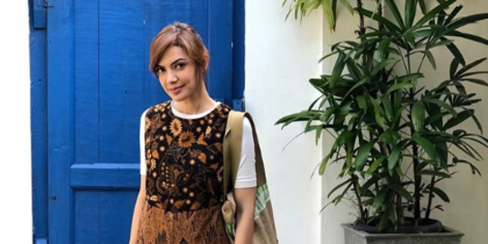 5 Potret Liburan Najwa Shihab Ke Jogja, dari Naik Becak hingga Main ke Sawah