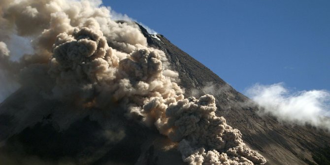 Gunung Merapi Erupsi dengan Tinggi Kolom Asap Mencapai 6000 Meter