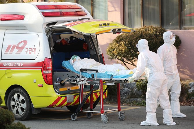 petugas medis tangani virus corona di daegu