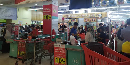 Polisi Jaga Supermarket dan Pasar agar Tetap Kondusif