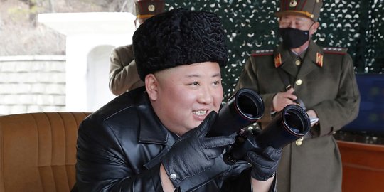 Ekspresi Kim Jong-un Pantau Peluncuran Rudal ke Laut Jepang